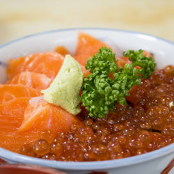 ニシンやウニ丼のメニューが人気の小樽・青塚食堂で海鮮丼をいただきました！