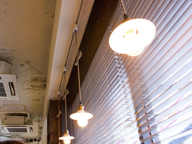 大阪・梅田、外観もインテリアもおしゃれなカフェ、ホワイトバードコーヒースタンド