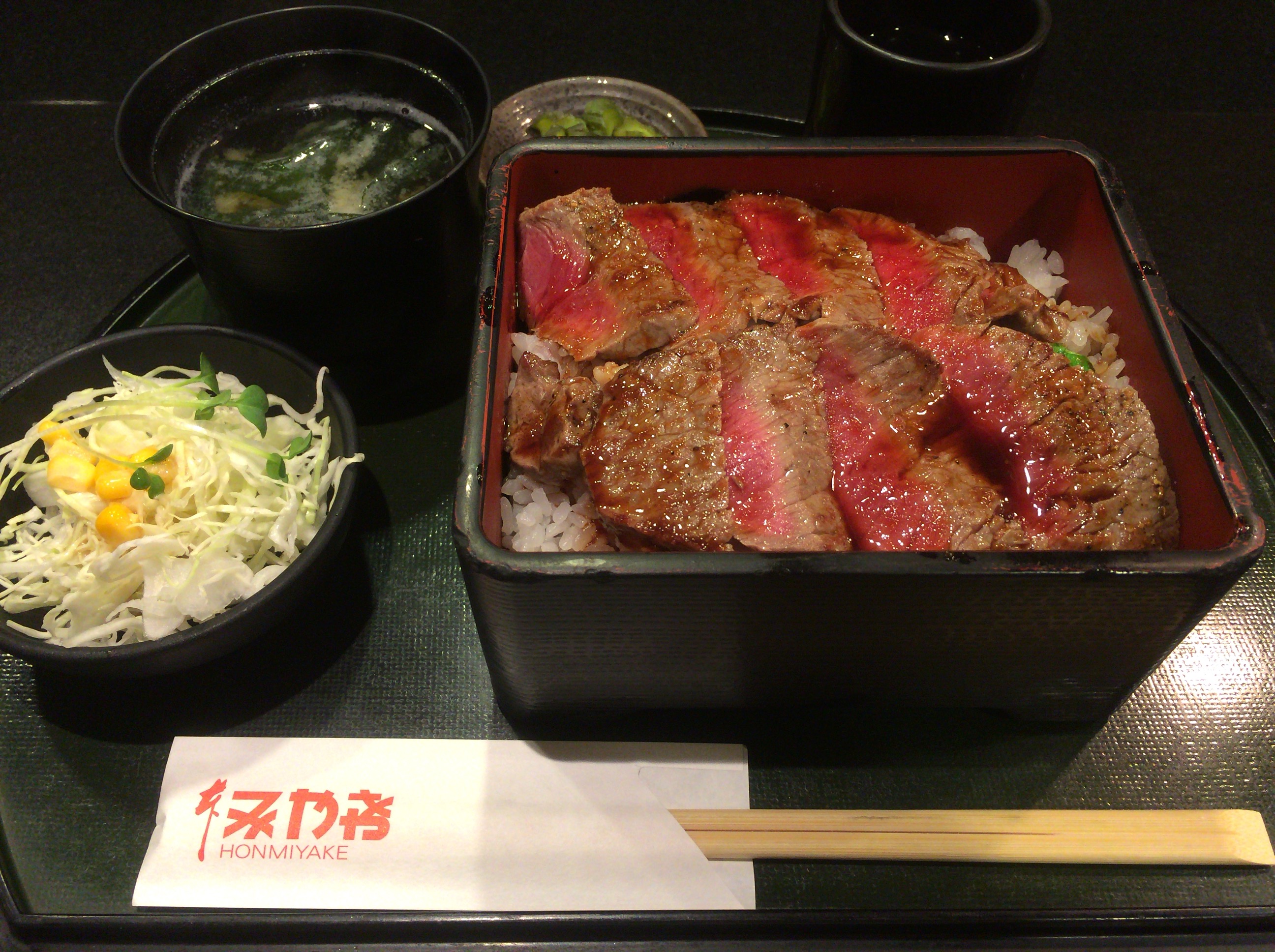 梅田阪急三番街で行列！本みやけのおすすめメニュー“ステーキ重”って？